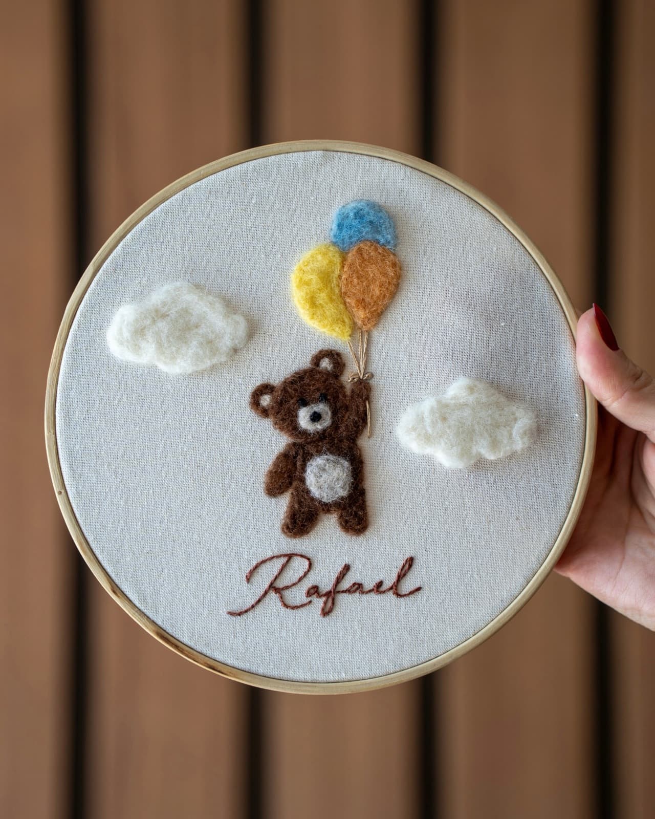 Bastidor com ursinho e balões bordados e o nome Rafael