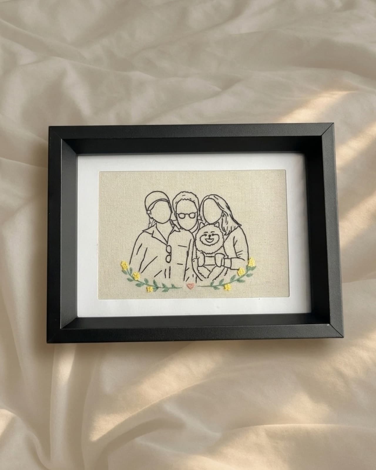 Retrato de família bordado, emoldurado em moldura preta